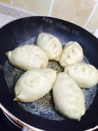 美味的柳叶冰花锅贴做法图解4)