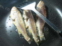 美味的酸菜煮小黄鱼的做法图解三