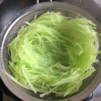 家常菜凉拌莴笋丝做法图解4)