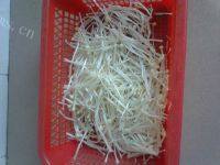 家常菜金针菇炒肉片做法图解2)