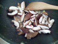 让人怀念的蒜香海米炒香菇的做法图解六