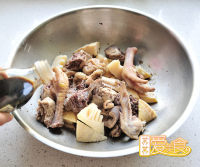 美味的春笋尖尖焖土鸡做法图解4)