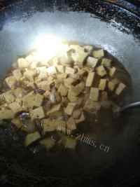 色泽鲜亮的红烧豆腐做法图解5)