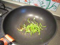 家常菜芹菜胡萝卜炒肉丝做法图解4)