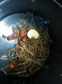 美味的茶树菇瘦肉汤做法图解4)