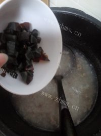 可口的皮蛋瘦肉粥做法图解7)