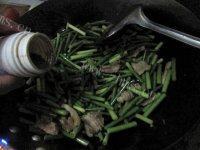 简单的蒜苔炒肉做法图解6)