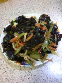 家常菜芹菜木耳炒肉