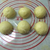 美味的香肠面包做法图解7)