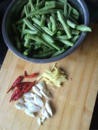 DIY酸辣豆角做法图解2)