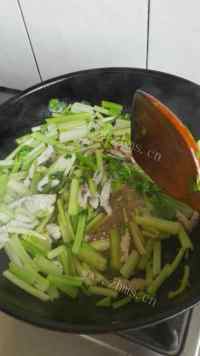 好吃的芹菜炒肉丝做法图解4)