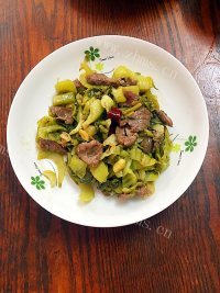 酸菜炒牛肉做法图解8)