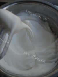自制草莓奶油蛋糕卷做法图解6)
