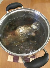 绵茵陈鲫鱼汤做法图解7)