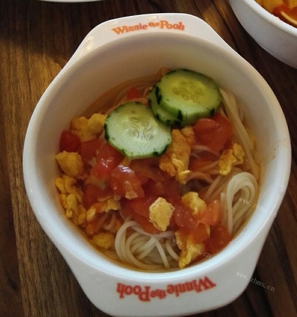 色泽鲜亮的西红柿鸡蛋面