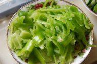 酸豆角炒肉末做法图解3)