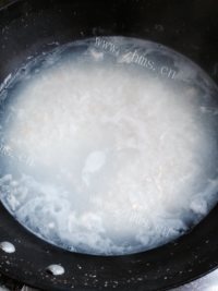 美味的干贝鸡肉粥做法图解4)