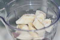 冰凉美味的香蕉杨梅冰淇淋做法图解7)