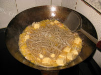 家常菜酸菜炖冻豆腐做法图解9)