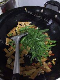 家常菜蒜苗炒豆腐干做法图解7)