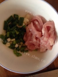 香喷喷的芹菜木耳炒肉丝做法图解3)