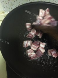 自制无油红烧肉做法图解3)