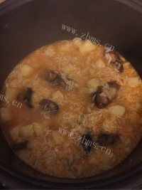 新鲜的海鲜土豆煲仔饭做法图解7)