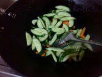 家常菜瘦肉炒青瓜做法图解7)