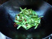 家常菜芥兰炒肉片做法图解8)
