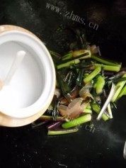 家常菜腊肉炒红菜薹做法图解5)