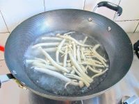 家常蒜蓉油菜海鲜菇做法图解4)