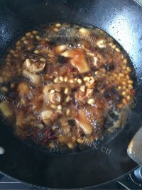 美味的黄豆炖猪蹄做法图解6)