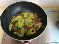 苦瓜炒牛肉做法图解6)