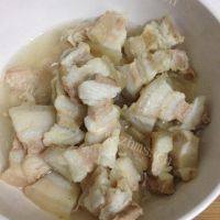 家常菜五花肉炖酸菜做法图解3)