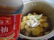 土豆炖排骨做法图解8)