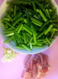 家常菜肉炒蒜苔做法图解1)