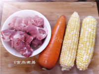 美味的玉米胡萝卜猪骨汤做法图解1)