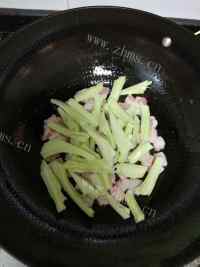 美味五花肉焖炒花菜菜花做法图解3)
