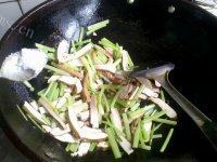 迷人的芹菜炒豆干做法图解8)
