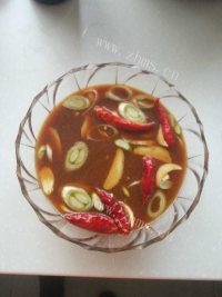 美味的酱炖鲫鱼做法图解5)