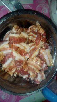 家常菜土豆粉蒸肉做法图解4)