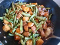味道超好的猪肉炖山药豆角做法图解8)