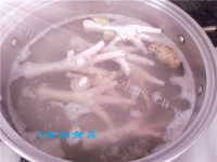鸡爪猪骨木瓜汤做法图解5)