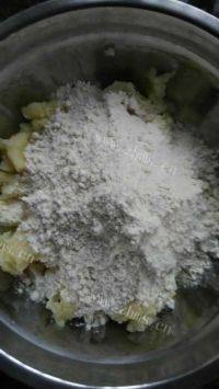 美味的土豆糯米饼做法图解3)