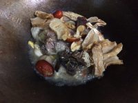 美味佳肴川芎天麻鱼头煲做法图解6)