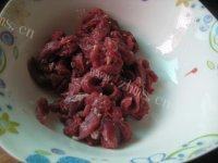 营养丰富的彩椒牛肉做法图解2)