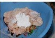 酸菜胡椒炒肥肠做法图解1)