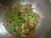 简易版豆角炒肉片做法图解6)
