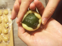自制广式莲蓉蛋黄月饼做法图解7)