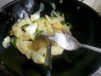 家常菜青椒炒土豆片做法图解9)